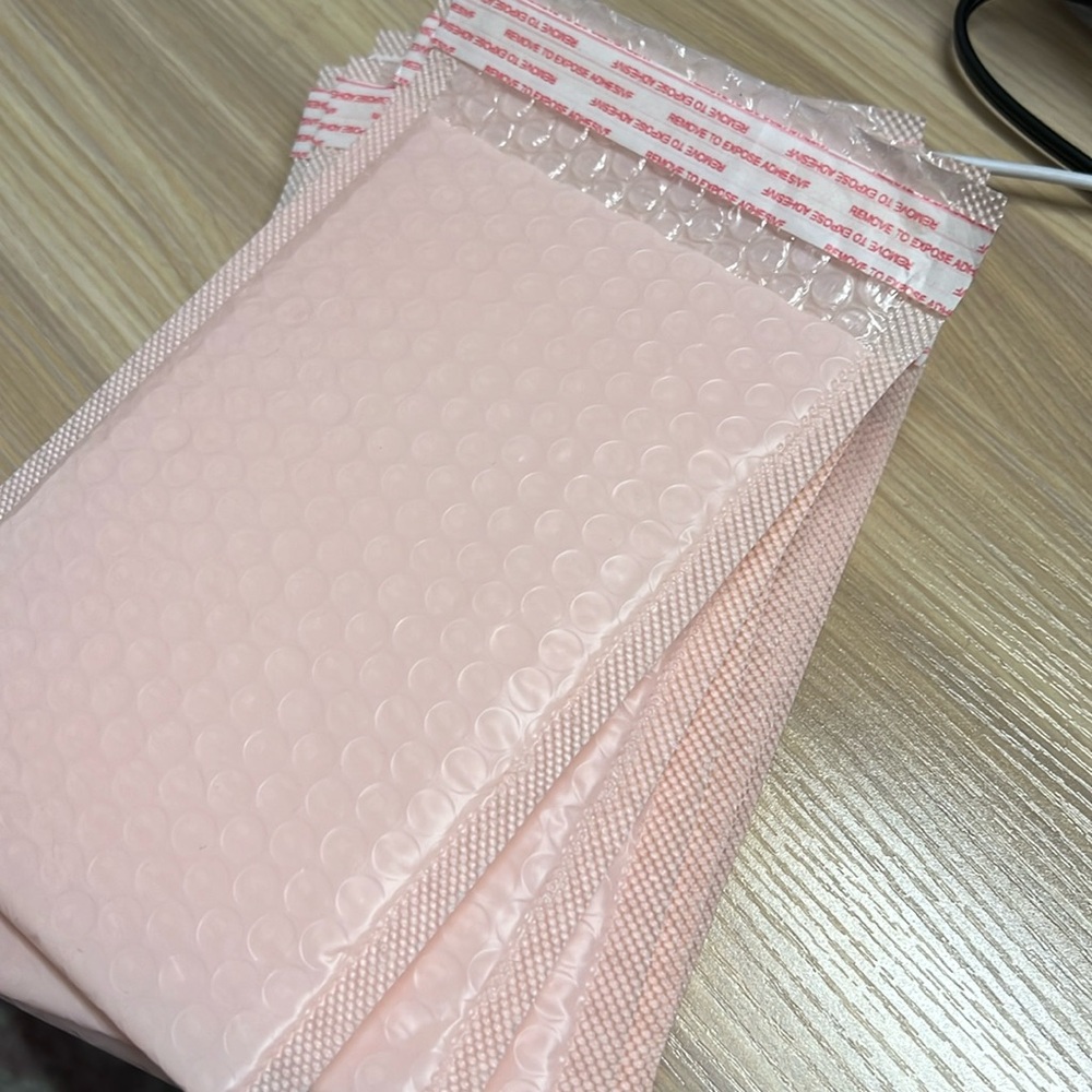 7 pieces of 6x8in bubble mailers pink